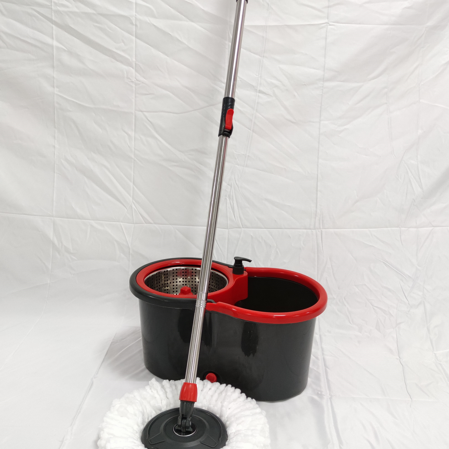 Seau de nettoyage avec balai rotatif et système d’essorage