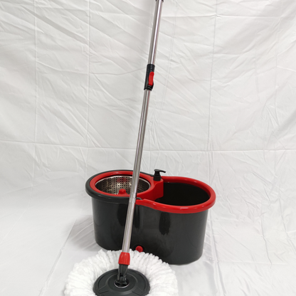 Seau de nettoyage avec balai rotatif et système d’essorage